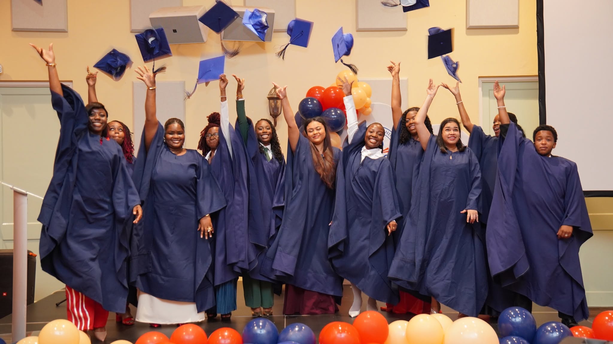Twaalf studenten behalen Bachelor of Science, zes Associate Degree.