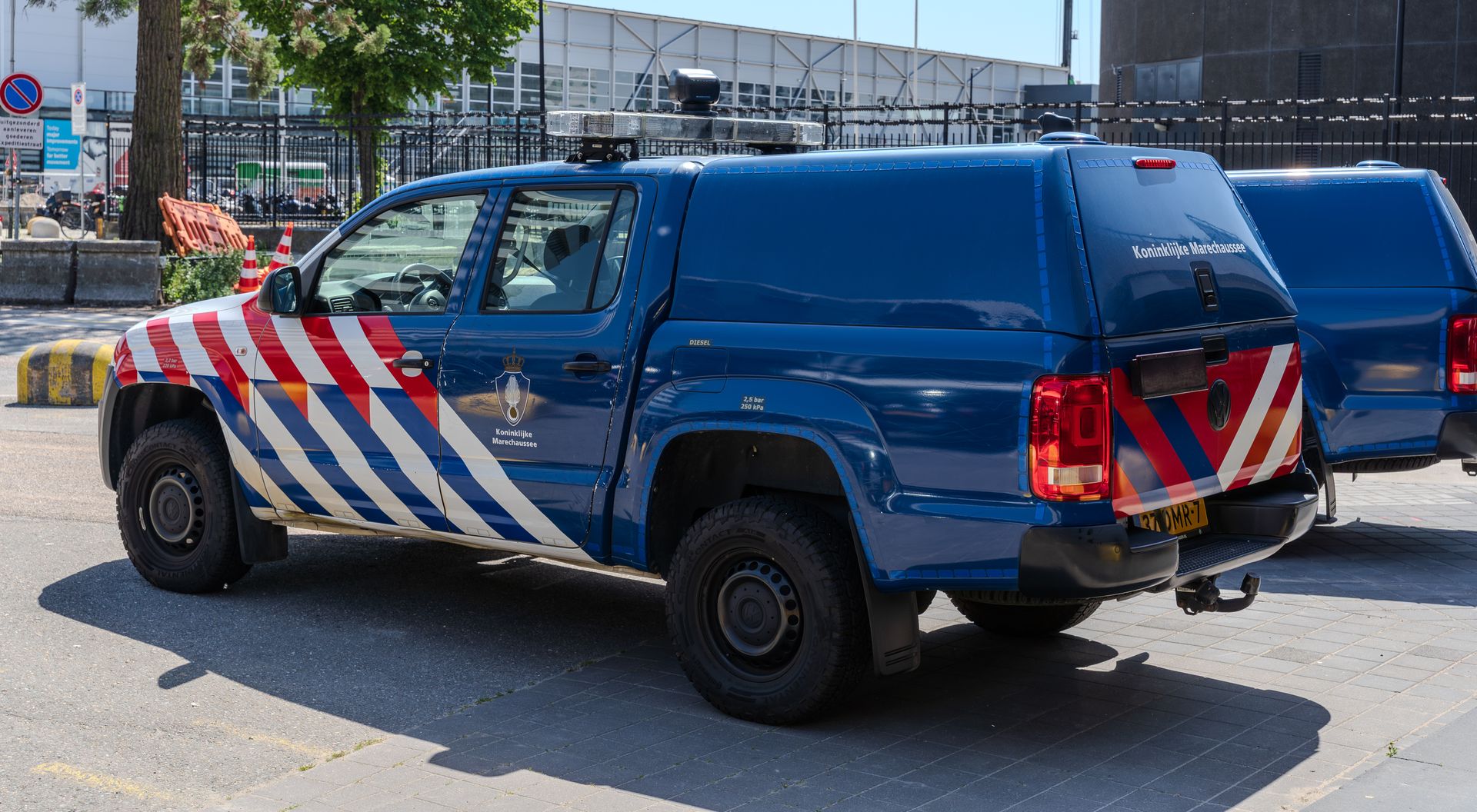 Een kleine groep criminelen beschadigt al jarenlang het imago van een hele natie. Foto: Voertuig Koninklijke Marechaussee