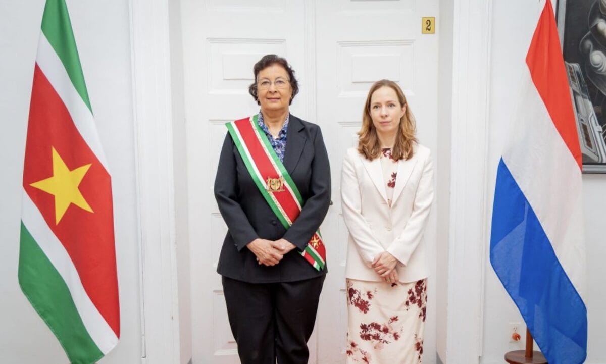 Nieuwe Nederlandse ambassadeur Martine Jacoba Busstra overhandigt haar geloofsbrieven aan president Jennifer Simons op het presidentieel paleis. Foto: CDS