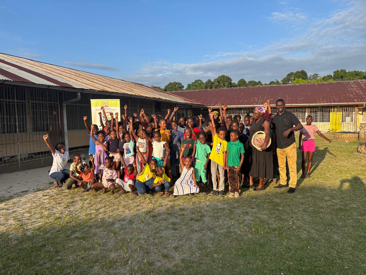 Jongeren nemen deel aan activiteiten van het GRO-programma, dat tijdens de vakantie sport, educatie, recreatie en talentontwikkeling combineert. Foto: CDS