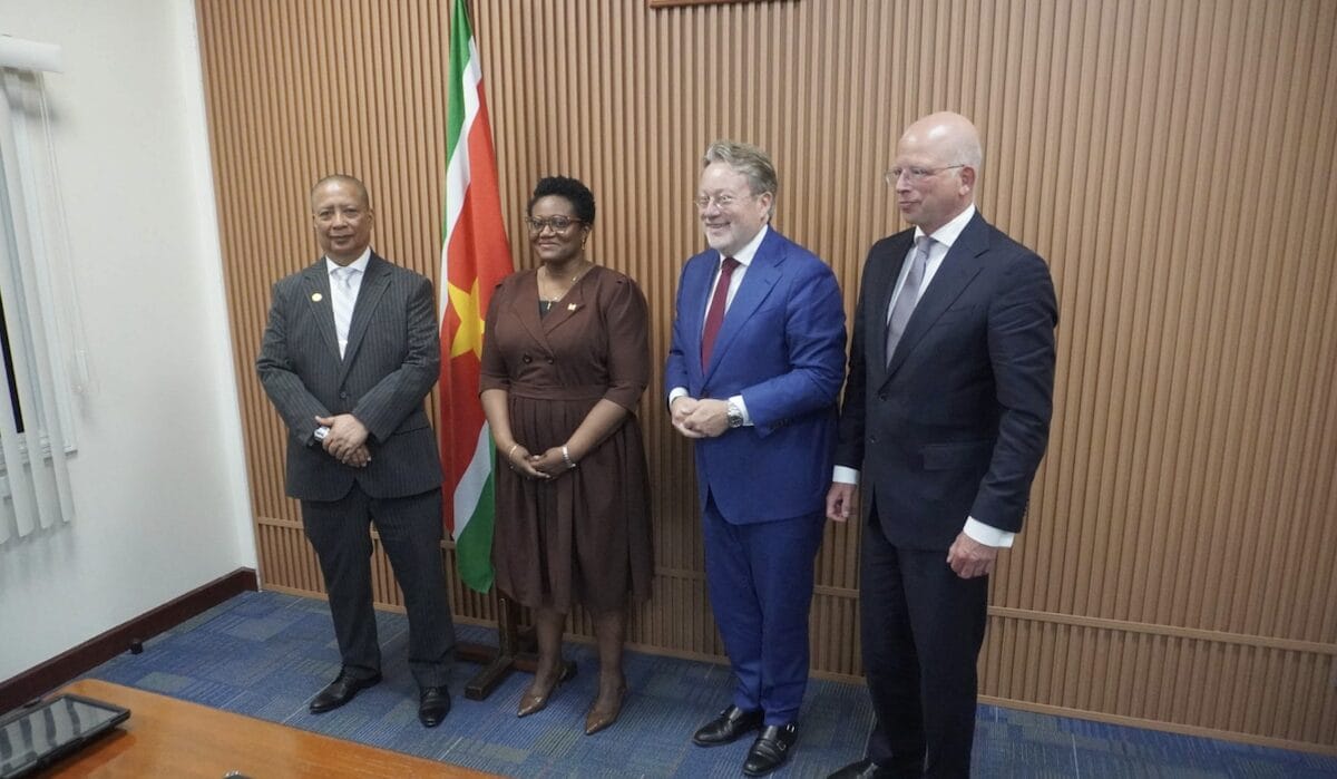 Minister Adelien Wijnerman ontvangt Joseph Fisher van de British High Commission tijdens een beleefdheidsbezoek in De Nationale Assemblée. Foto: CDS