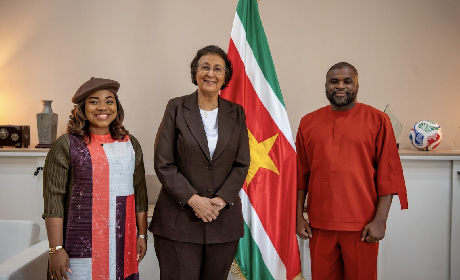 Mercy Chinwo bracht een beleefdheidsbezoek aan president Jennifer Simons en nodigde haar uit voor het gospelconcert in Suriname. Foto: CDS