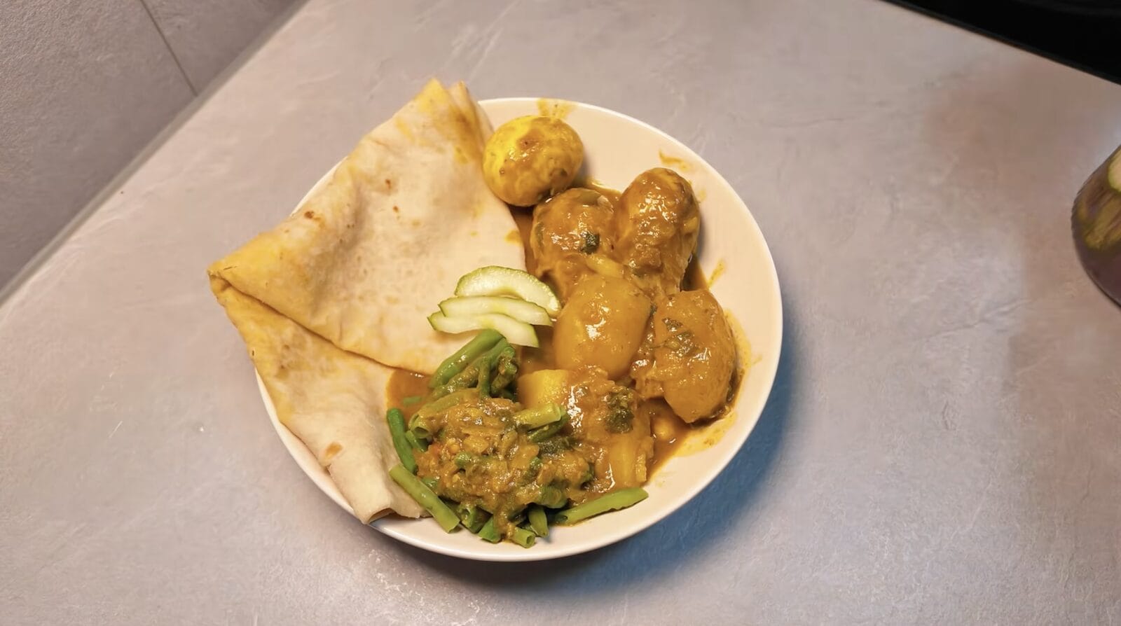 Van massala tot zuurgoed en bakkeljauw: veel Surinaamse producten zijn inmiddels in Nederland te koop. Foto: Roti /YourFoodBestie