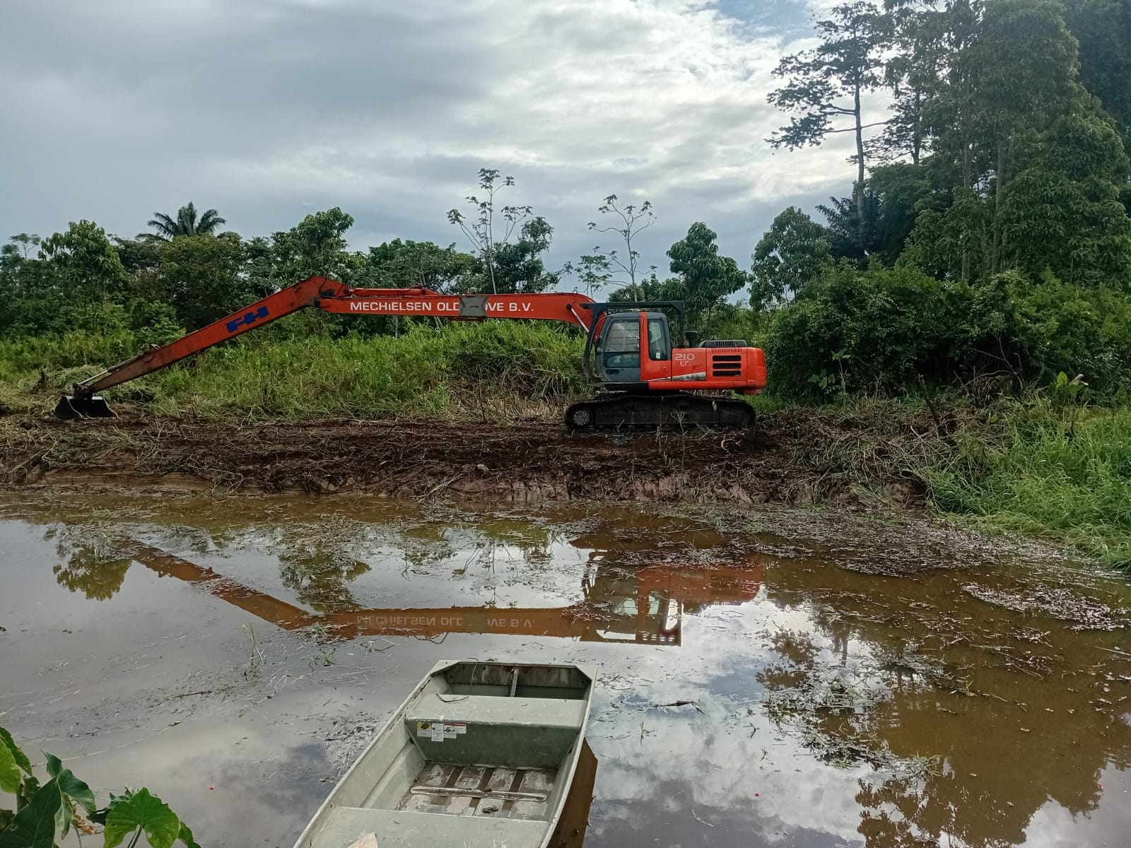 Werkzaamheden aan de natte infrastructuur in Lelydorp en omgeving moeten de waterafvoer en landbouw verbeteren. Foto: CDS