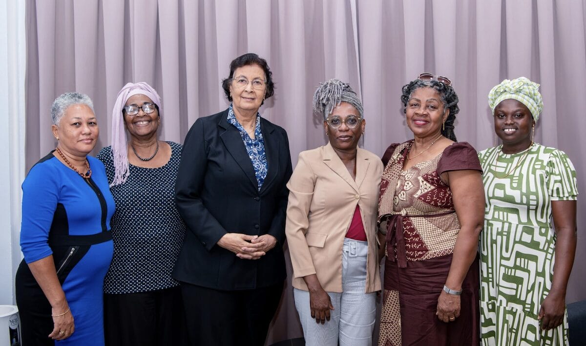 Vertegenwoordigers van de bundeling van 22 Afro Surinaamse organisaties tijdens hun ontmoeting met president Jennifer Simons. Foto: CDS