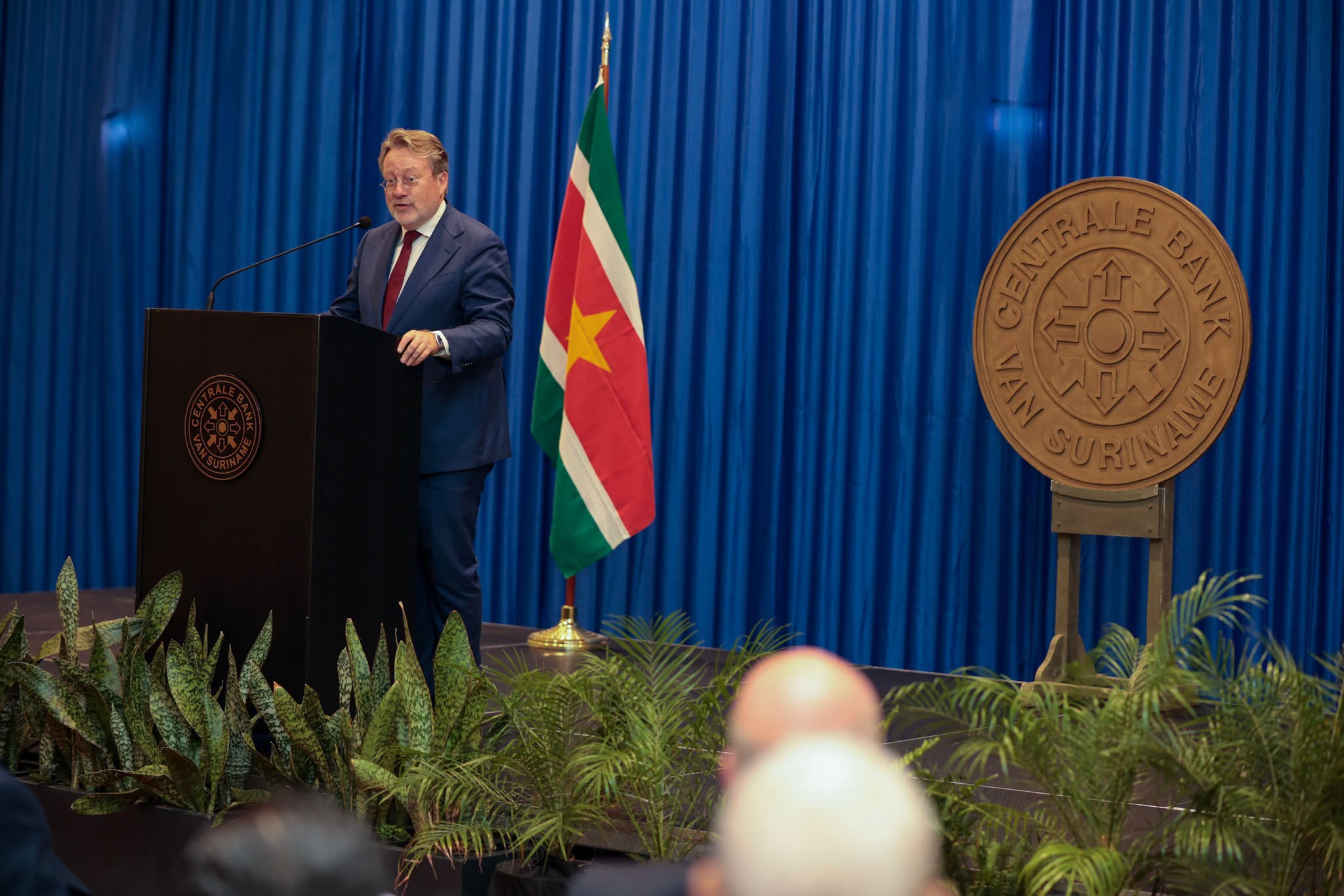 Sleijpen waarschuwt Suriname: sterke instituties zijn belangrijker dan olierijkdom.