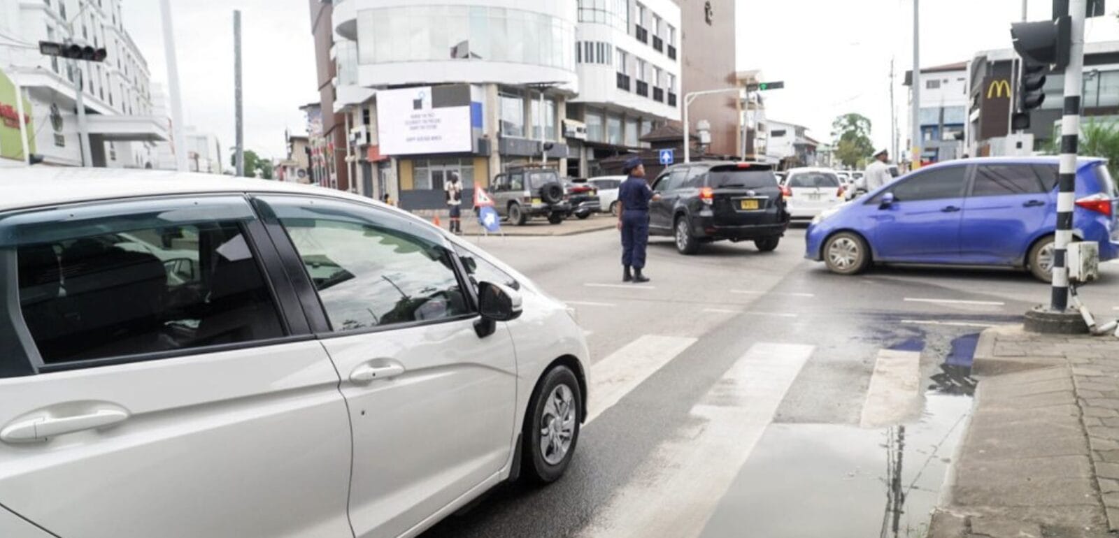 Politie begeleidt het verkeer in de binnenstad van Paramaribo tijdens de werkzaamheden aan de Domineestraat. Foto: CDS