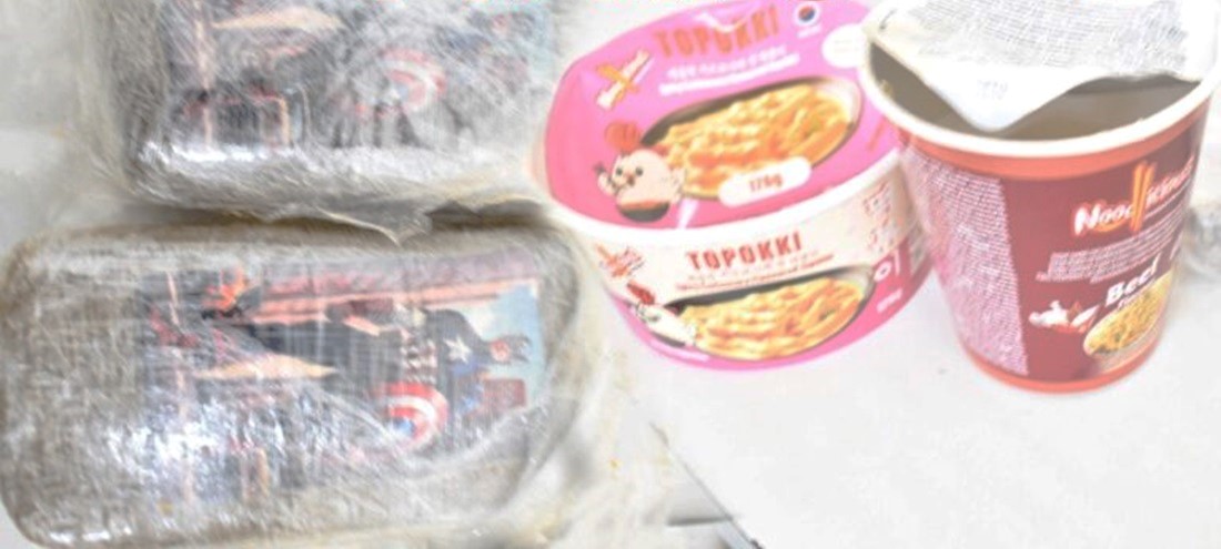 Man aangehouden nadat hasj in postpakket wordt aangetroffen.
