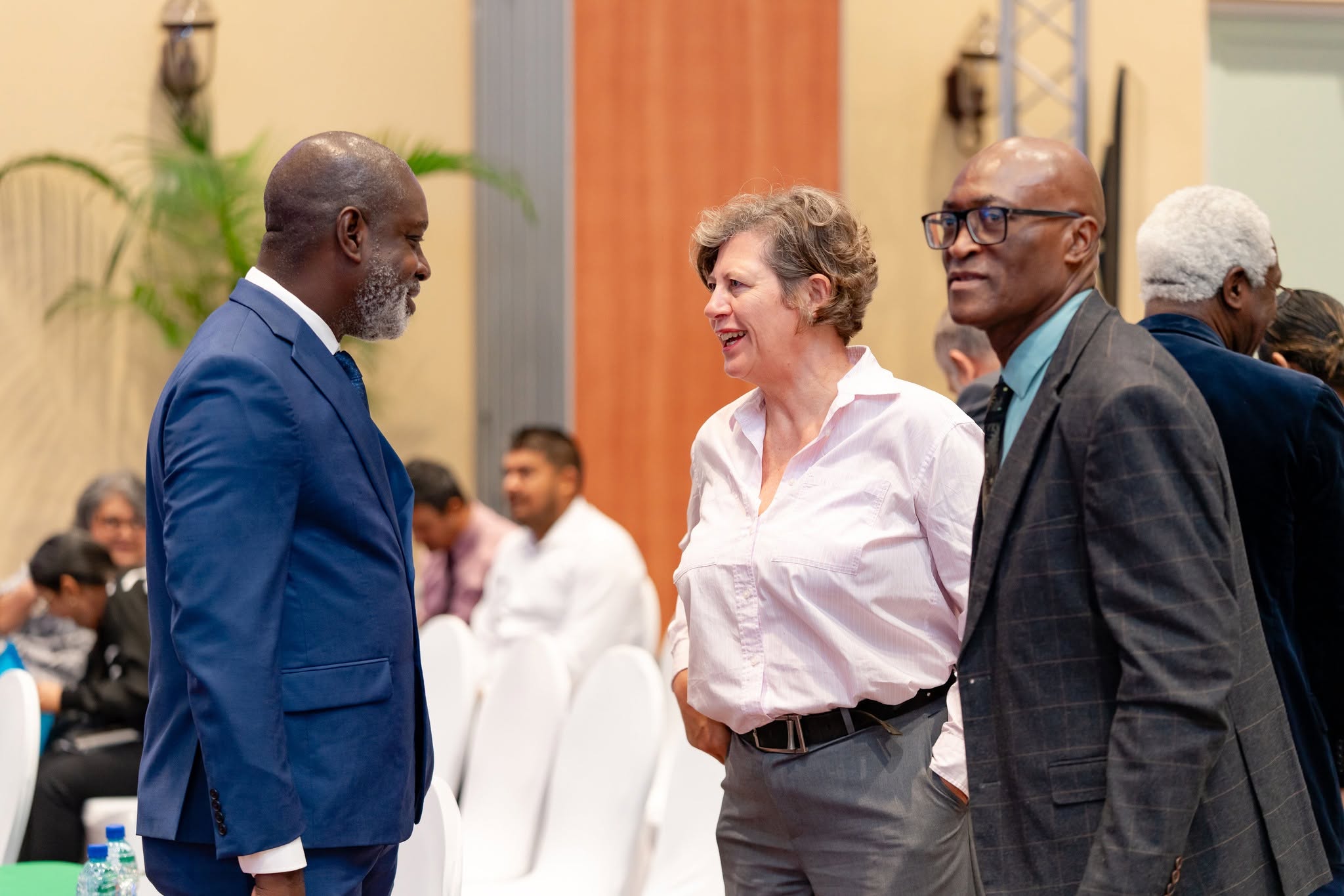 Vertegenwoordiger UNDP Suriname, Katy Thompson, in gesprek met econoom Karl Eckhorst. Rechts Harry Dorinnie, Deputy Governor and Director of Monetary Affairs CBvS.