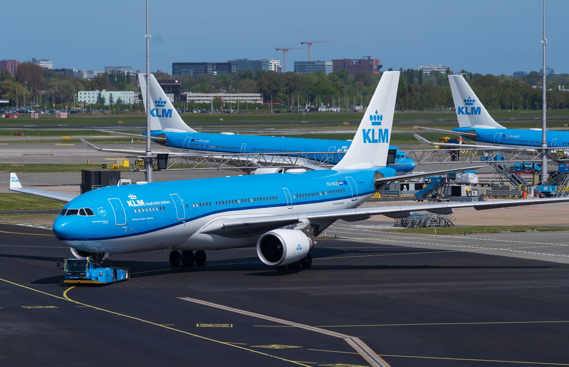 Een vliegticket naar Paramaribo wordt voor sommige reizigers een grote uitgave. Gespreid betalen kan soms een oplossing bieden. Foto: KLM-kisten op Schiphol Airport