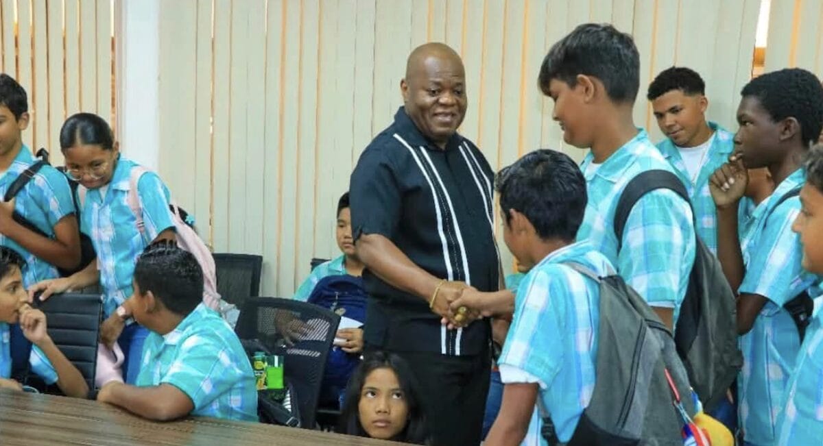 Leerlingen uit leerjaar 8 volgen een presentatie tijdens hun educatieve bezoek aan het ministerie van Binnenlandse Zaken.