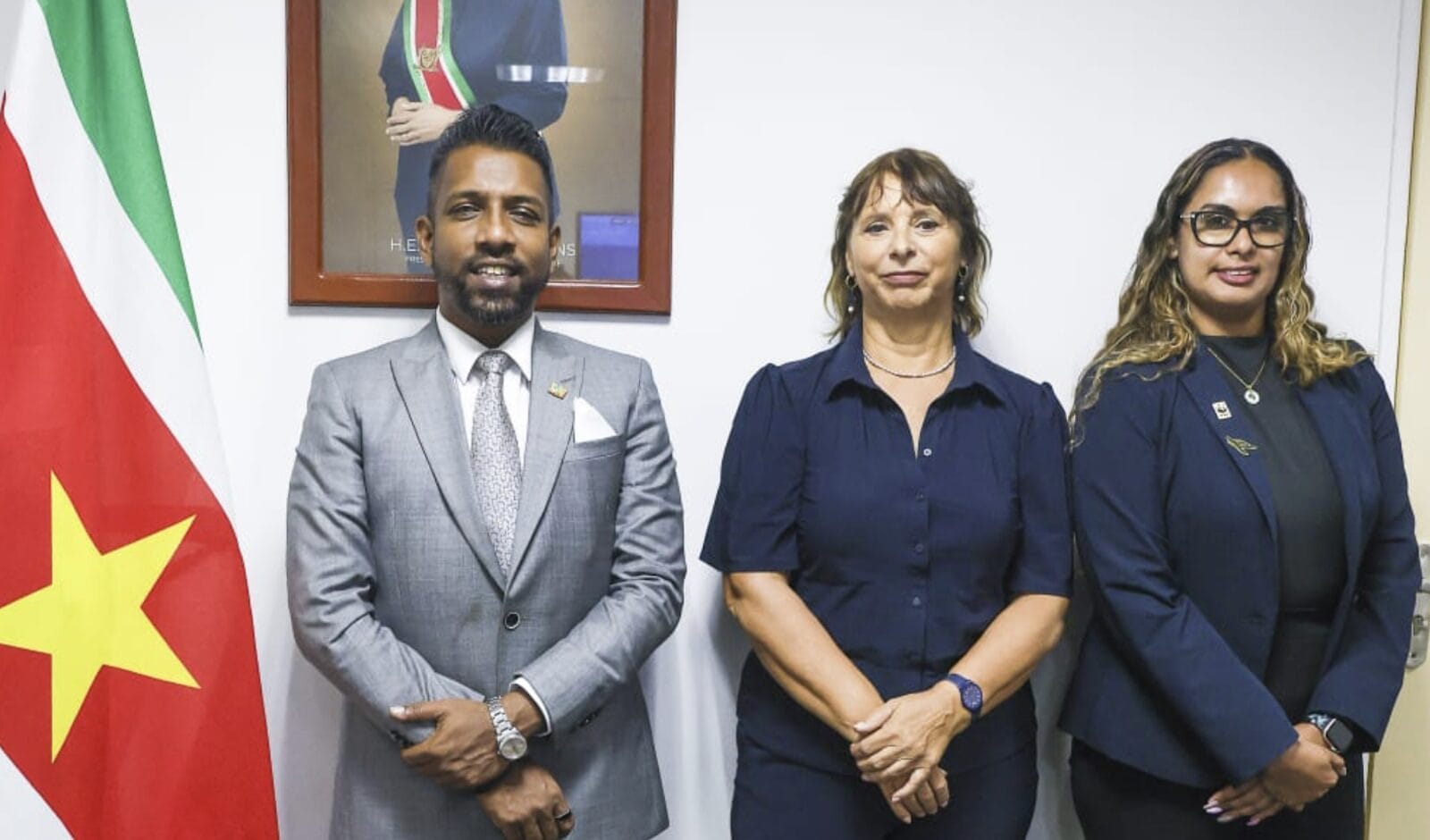Minister Harish Monorath ontvangt WWF Guianas voor overleg over mogelijke samenwerking op het gebied van duurzaam beheer en natuurbescherming. Foto: CDS
