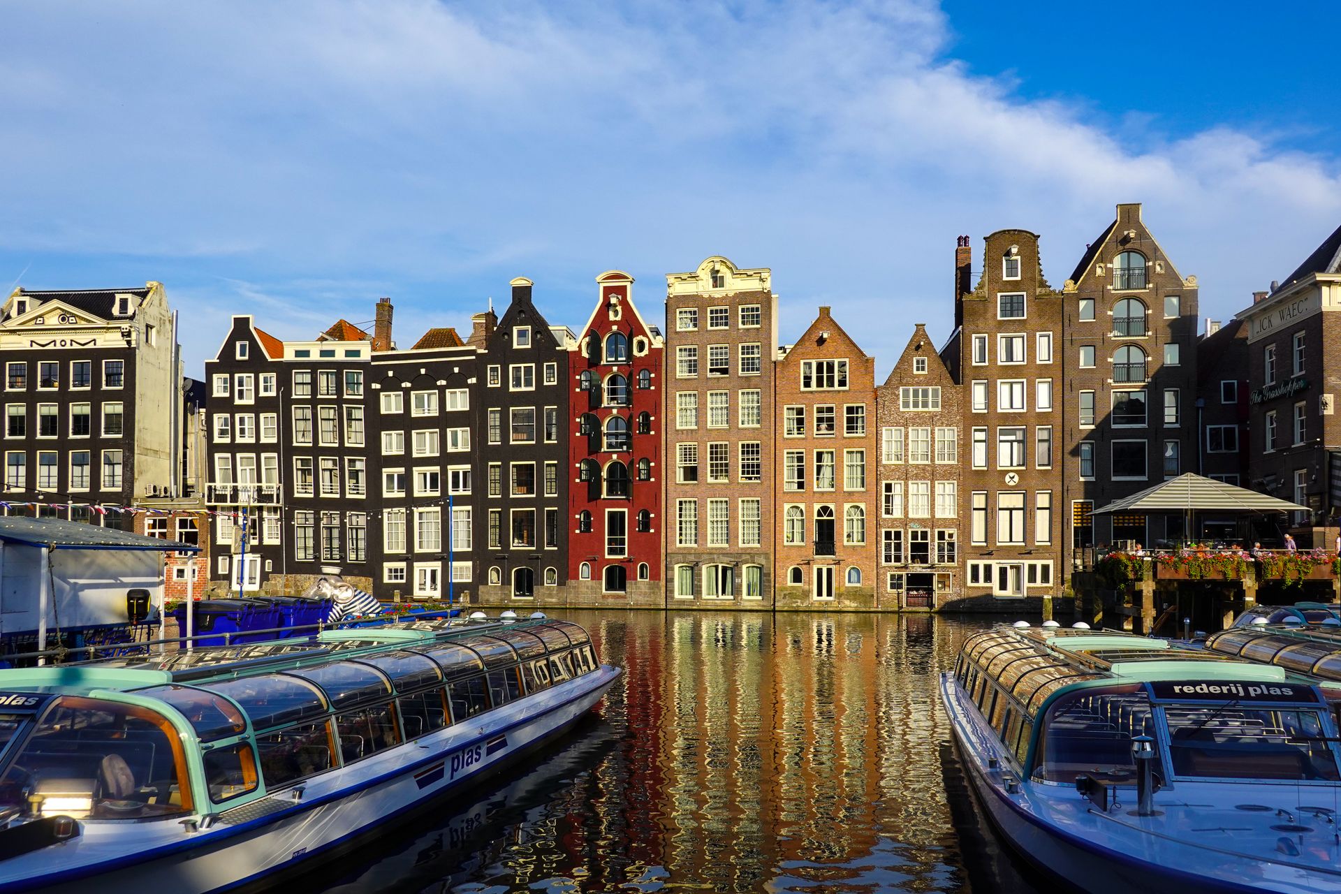 Wie pas op latere leeftijd vanuit Suriname naar Nederland verhuist, krijgt niet automatisch volledige AOW. Foto: Amsterdam binnenstad
