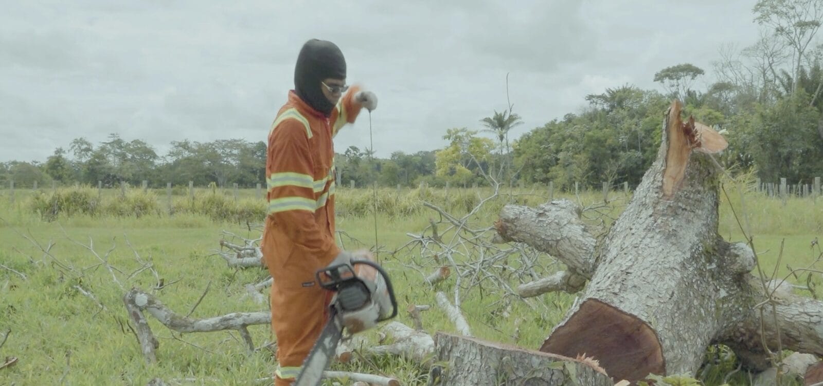 Medewerkers van OWRO voeren schoonmaak en onderhoudswerkzaamheden uit aan bermen, beplanting en rioleringen op verschillende locaties in Suriname. Foto: CDS