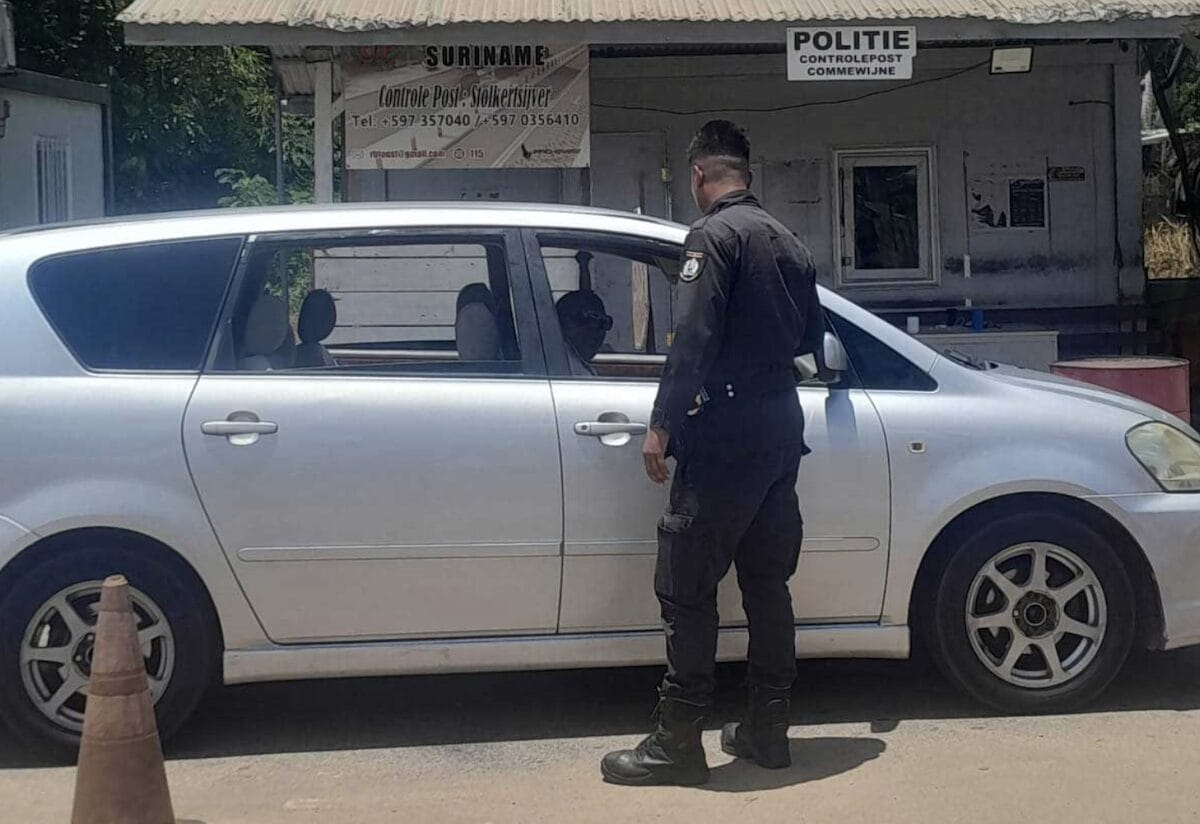 Het aangetroffen geldbedrag is in beslag genomen en voor bewaring ondergebracht in de kluis van de Centrale Bank van Suriname. Foto: KPS