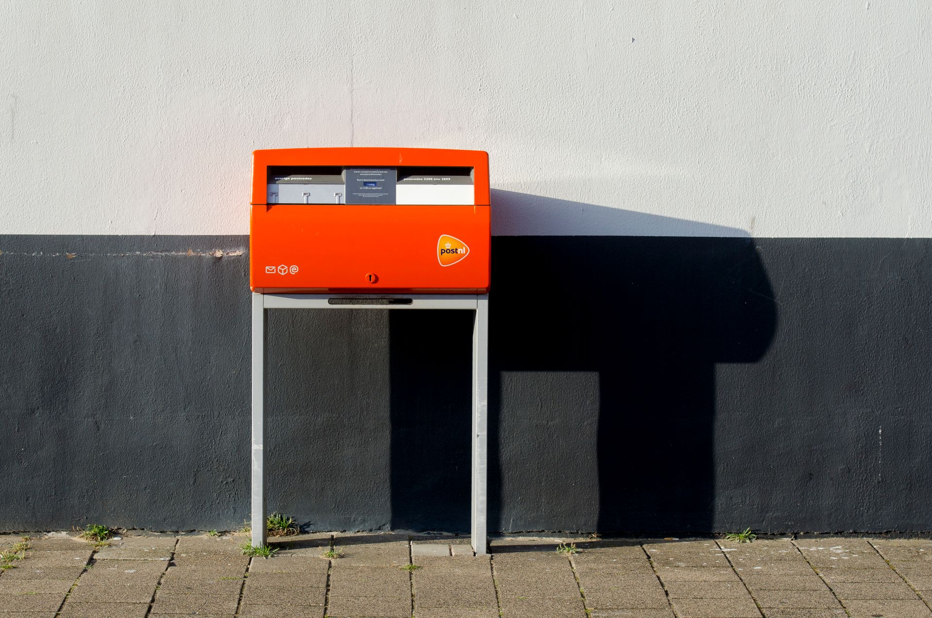 Lang wachten op diverse soorten poststukken vanuit Nederland naar Suriname.