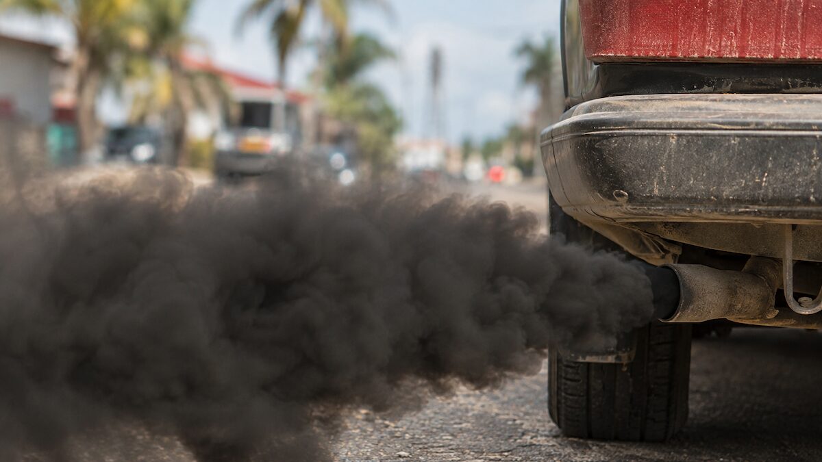 Dikwijls komt er een grote rookpluim uit de uitlaat van wagens in Suriname. Foto: AI