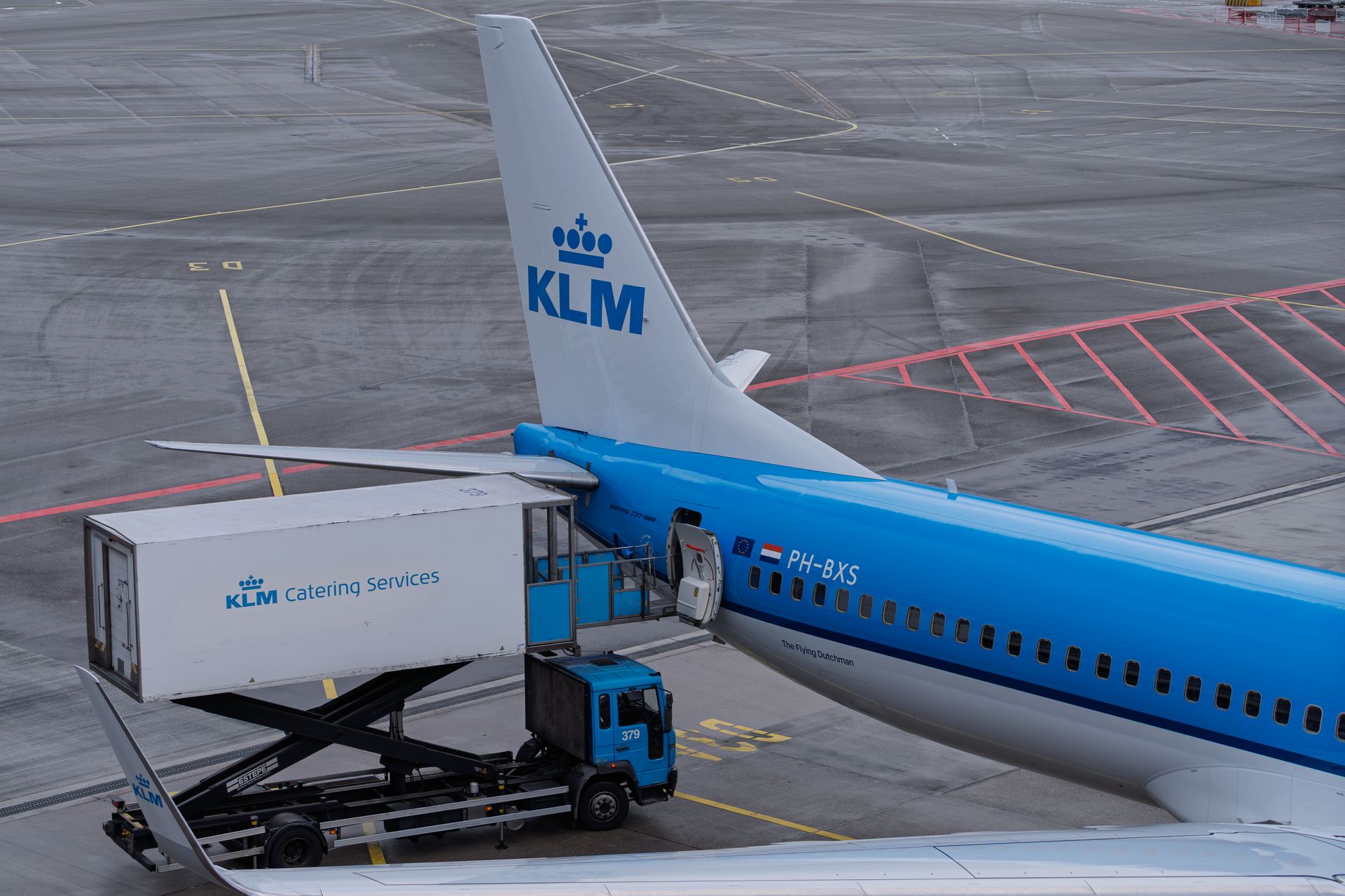 Een langer verblijf in Suriname kan gevolgen hebben voor een Nederlandse WW-uitkering. Foto: Schiphol, KLM-kist.