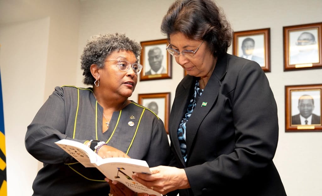 President Jennifer Simons en de premier van Barbados, Mia Mottley.