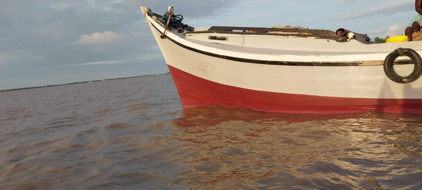 vissersboot sk bootrivier suriname ne commewijne
