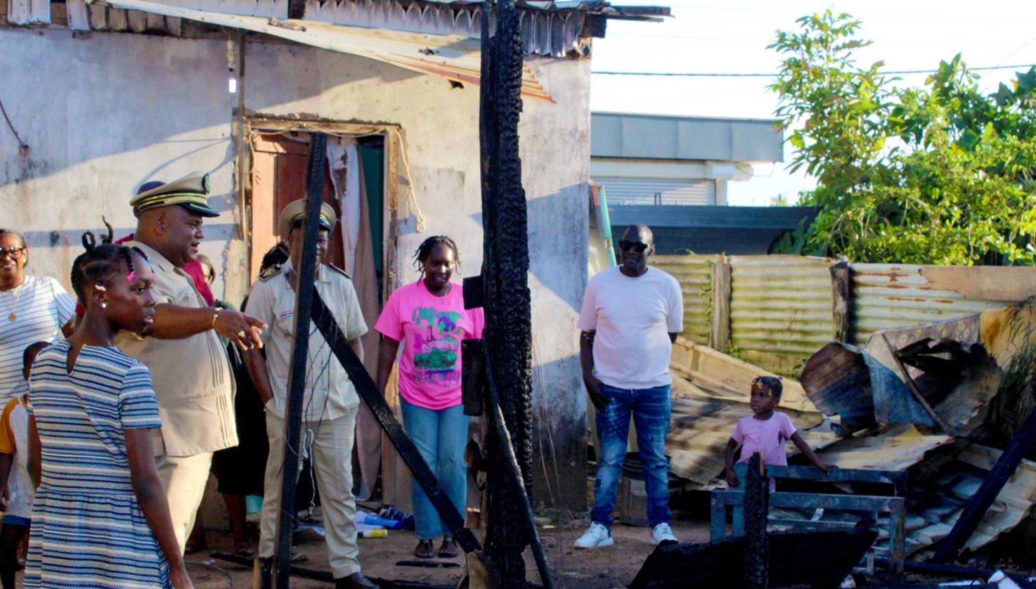Twee woningen volledig afgebrand.