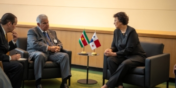 President Jennifer Simons en de Panamese president José Raúl Mulino Quintero tijdens hun bilaterale overleg in New York. Foto: CDS