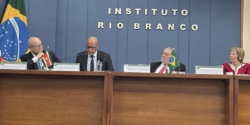 Ambassadeur Ike Antonius sprak in Brasília tijdens de viering van 50 jaar internationale diplomatenopleiding aan het Rio Branco Instituut. Foto: CDS