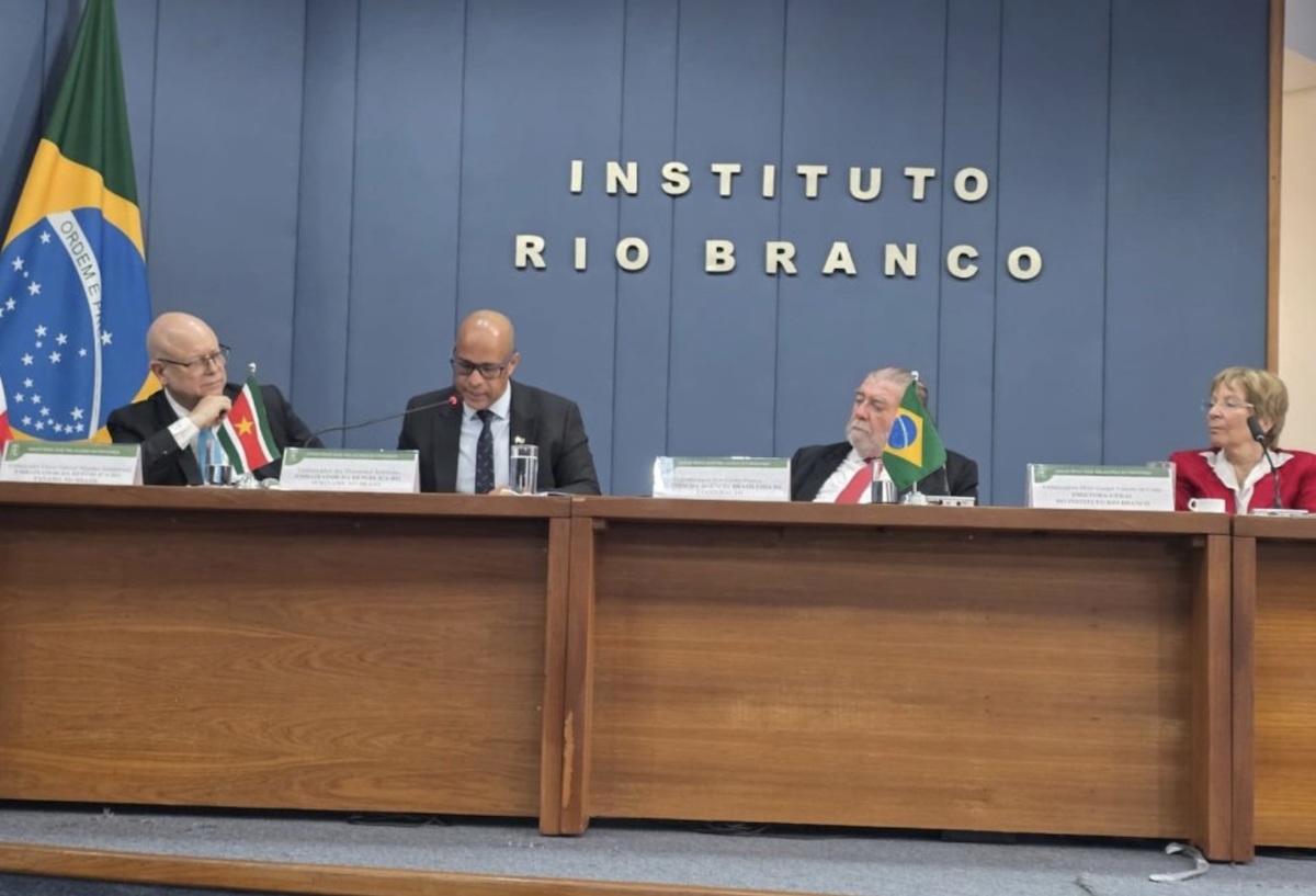 Ambassadeur Ike Antonius sprak in Brasília tijdens de viering van 50 jaar internationale diplomatenopleiding aan het Rio Branco Instituut. Foto: CDS