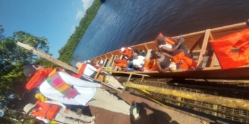 Proeftocht met studenten in de boot bij Tamarin.