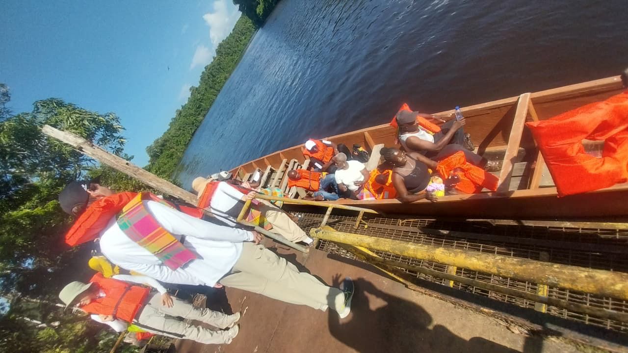 Proeftocht met studenten in de boot bij Tamarin.