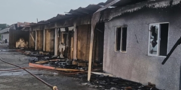 Meerdere wooneenheden en delen van het dak van een appartementencomplex aan de Mr. Rashied Pierkhanweg zijn door brand zwaar beschadigd. Foto: KPS