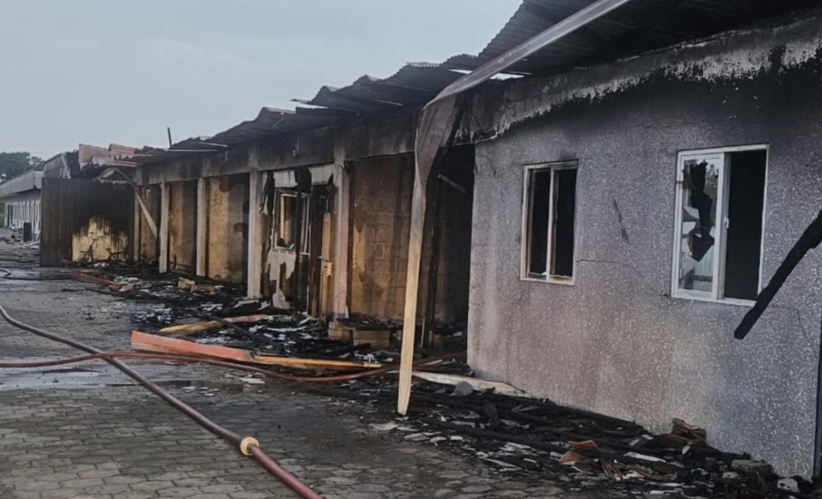 Meerdere wooneenheden en delen van het dak van een appartementencomplex aan de Mr. Rashied Pierkhanweg zijn door brand zwaar beschadigd. Foto: KPS