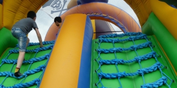 Grote PL-kindermiddag met springkussen, voetbal, optredens en gratis schoolpakketten. Illustratiefoto Pixabay