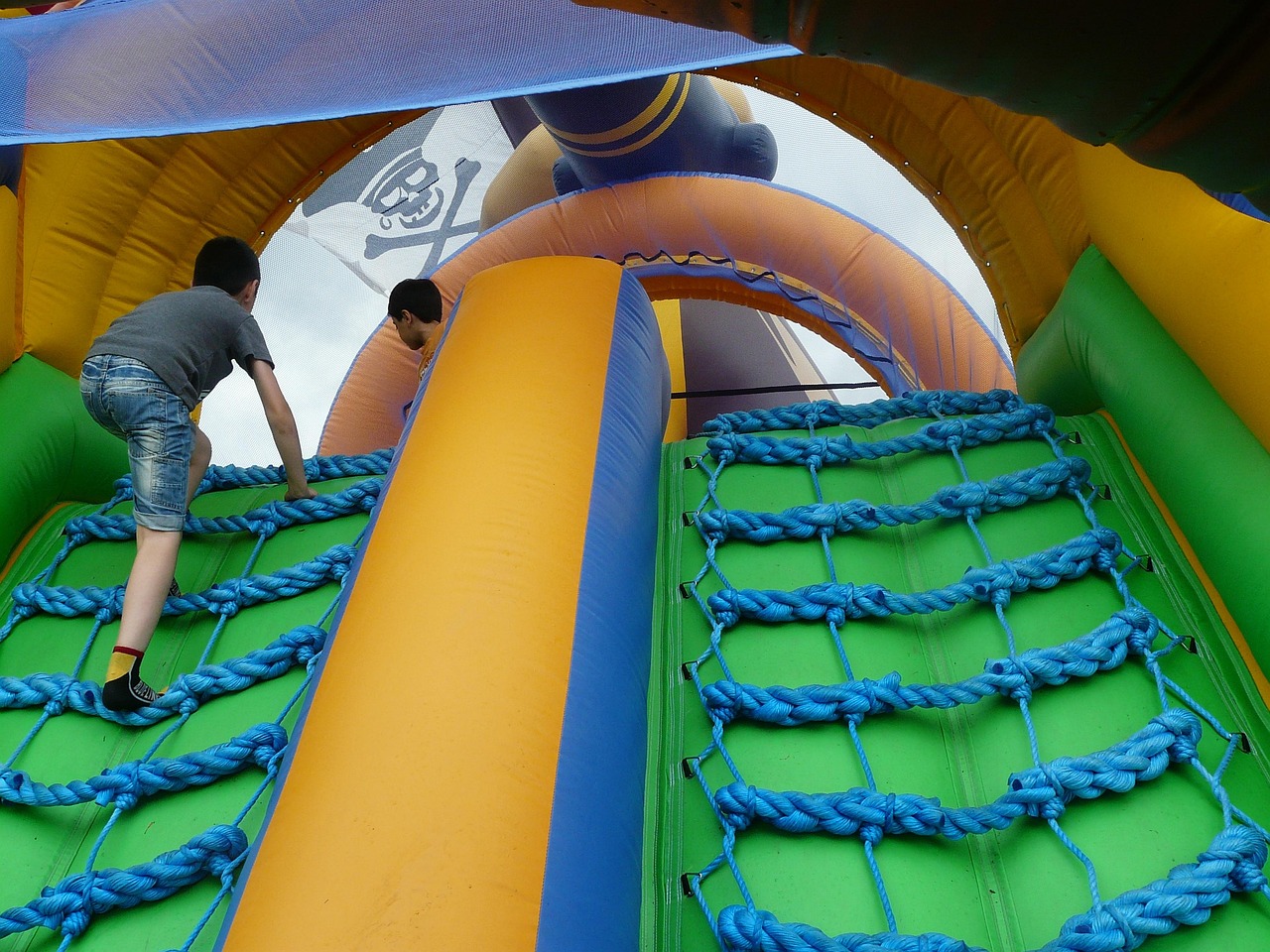 Grote PL-kindermiddag met springkussen, voetbal, optredens en gratis schoolpakketten. Illustratiefoto Pixabay