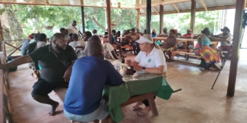 Een delegatie van Natuurlijke Hulpbronnen bezoekt de energiecentrales in Boven-Suriname en voert gesprekken met medewerkers. Foto: CDS
