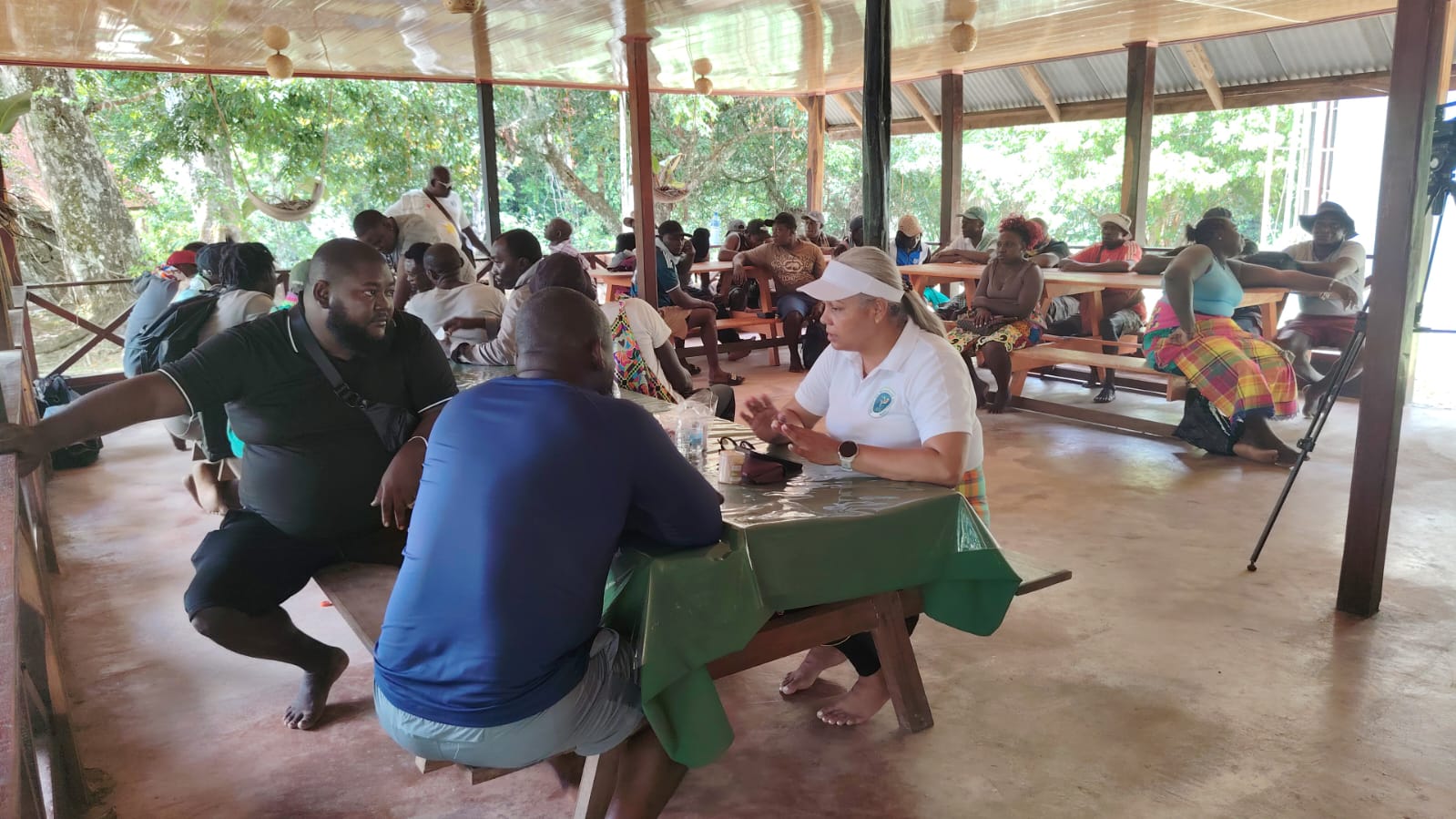 Een delegatie van Natuurlijke Hulpbronnen bezoekt de energiecentrales in Boven-Suriname en voert gesprekken met medewerkers. Foto: CDS