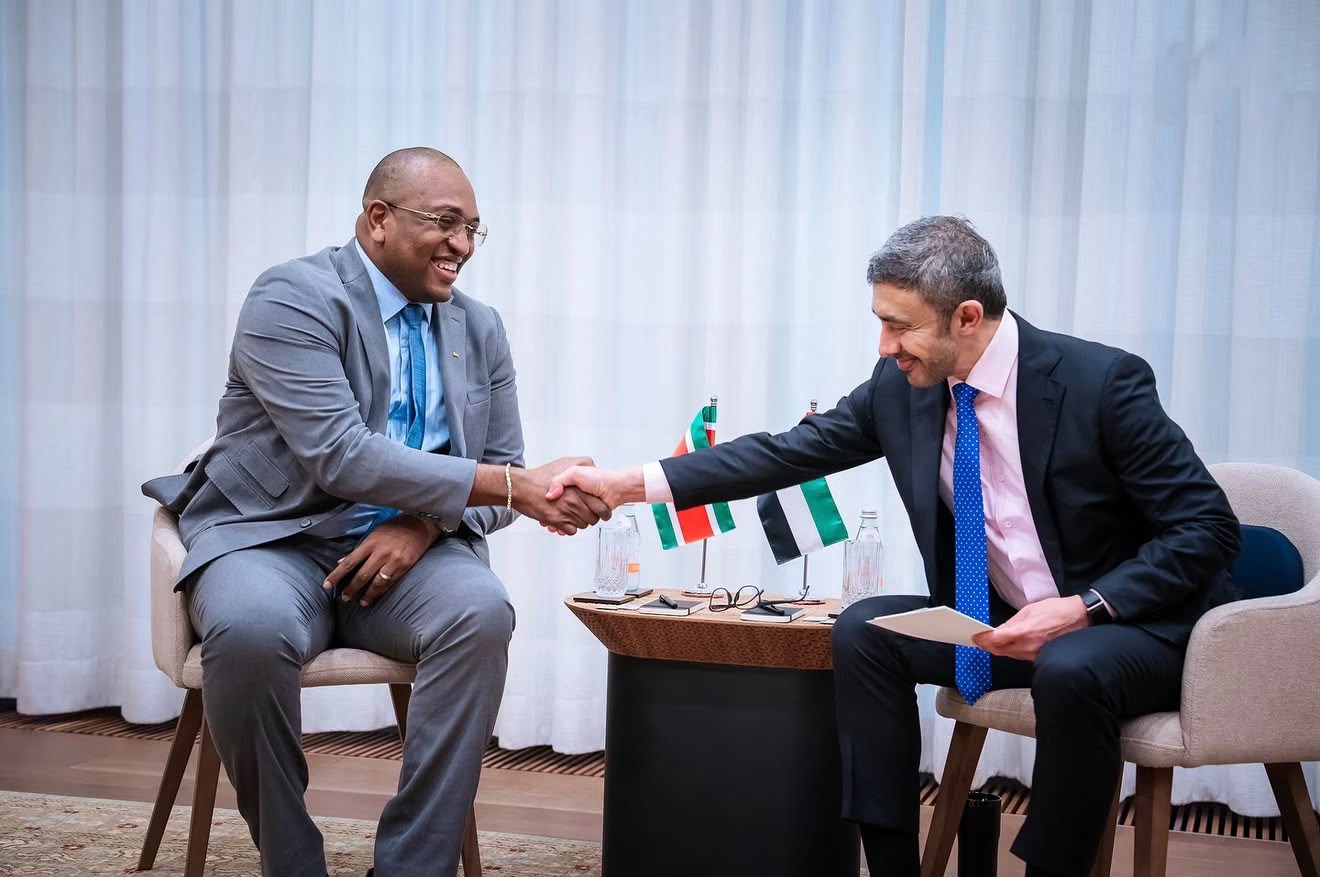 Ministers Melvin Bouva en Sheikh Abdullah bin Zayed Al Nahyan bespraken in New York verdere samenwerking tussen Suriname en de Verenigde Arabische Emiraten. Foto: CDS
