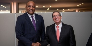 Ministers Melvin Bouva en Bruno Rodríguez Parrilla bespraken in New York verdere samenwerking tussen Suriname en Cuba. Foto: CDS