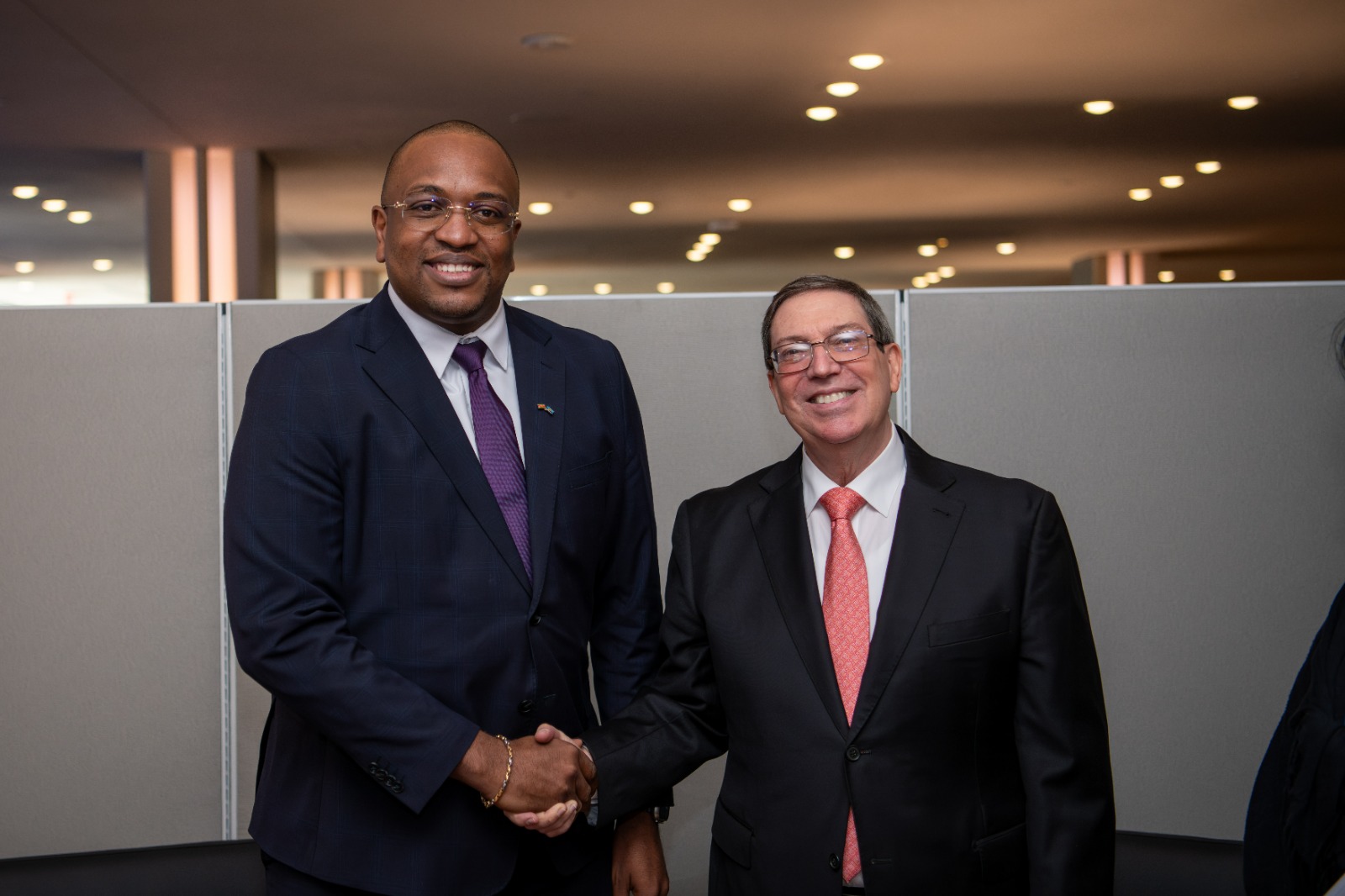 Ministers Melvin Bouva en Bruno Rodríguez Parrilla bespraken in New York verdere samenwerking tussen Suriname en Cuba. Foto: CDS