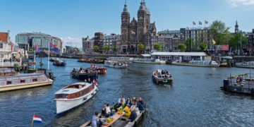 Naar Nederland in oktober? Voor Surinamers kan de overgang groot zijn. Foto: Amsterdam
