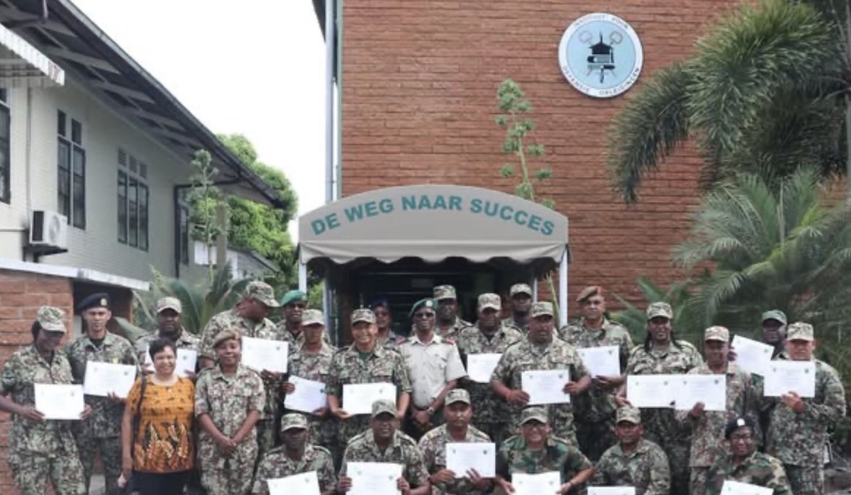 Twintig militairen hebben bij het Instituut voor Defensie Opleidingen de Cursus tot Groepscommandant 2026 afgerond.