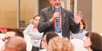 Onderminister Jadnanansing neemt deel aan internationale conferentie in Shanghai.