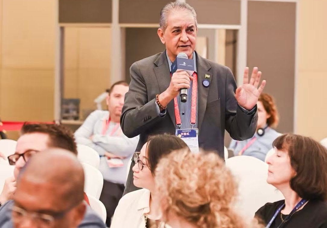 Onderminister Jadnanansing neemt deel aan internationale conferentie in Shanghai.
