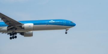 Bankafschriften, inkomensbewijs en €125 kosten: reizen naar Nederland blijft voor Surinamers omslachtig. Foto: KLM Boeing 777
