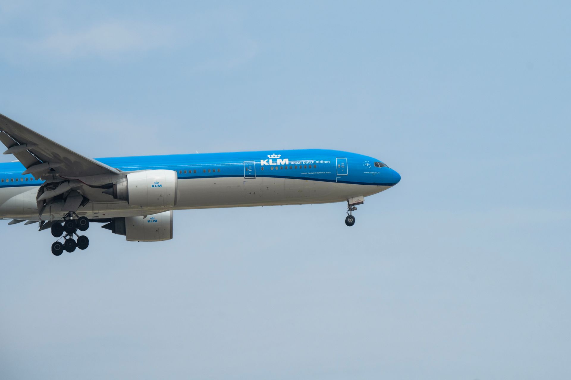 Bankafschriften, inkomensbewijs en €125 kosten: reizen naar Nederland blijft voor Surinamers omslachtig. Foto: KLM Boeing 777