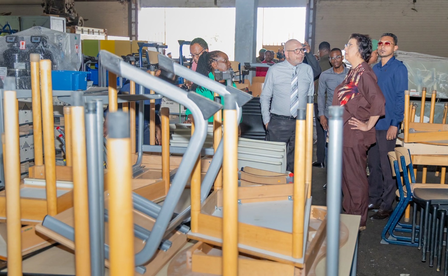 MinOWC en Nationaal Leger werken samen aan distributie schoolmaterialen.