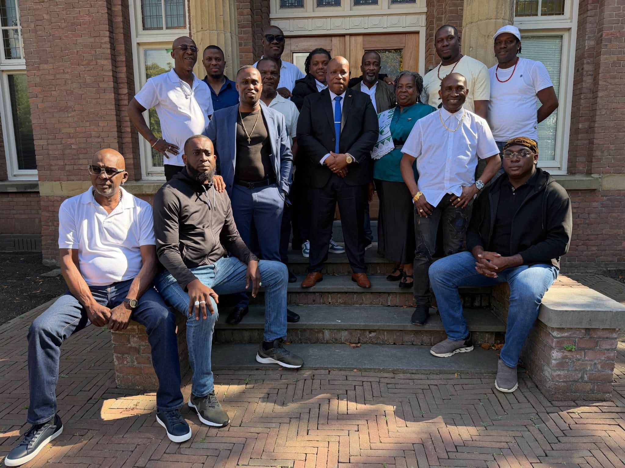 NAKS-delegatie brengt bezoek aan Surinaamse ambassadeur in Nederland