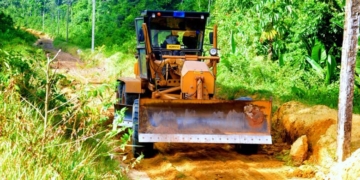 Motorgrader ingezet voor herstel wegverbinding Papatam-Bigiston.