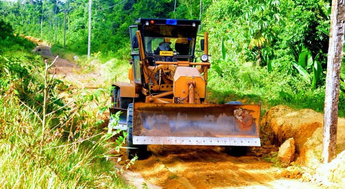 Motorgrader ingezet voor herstel wegverbinding Papatam-Bigiston.