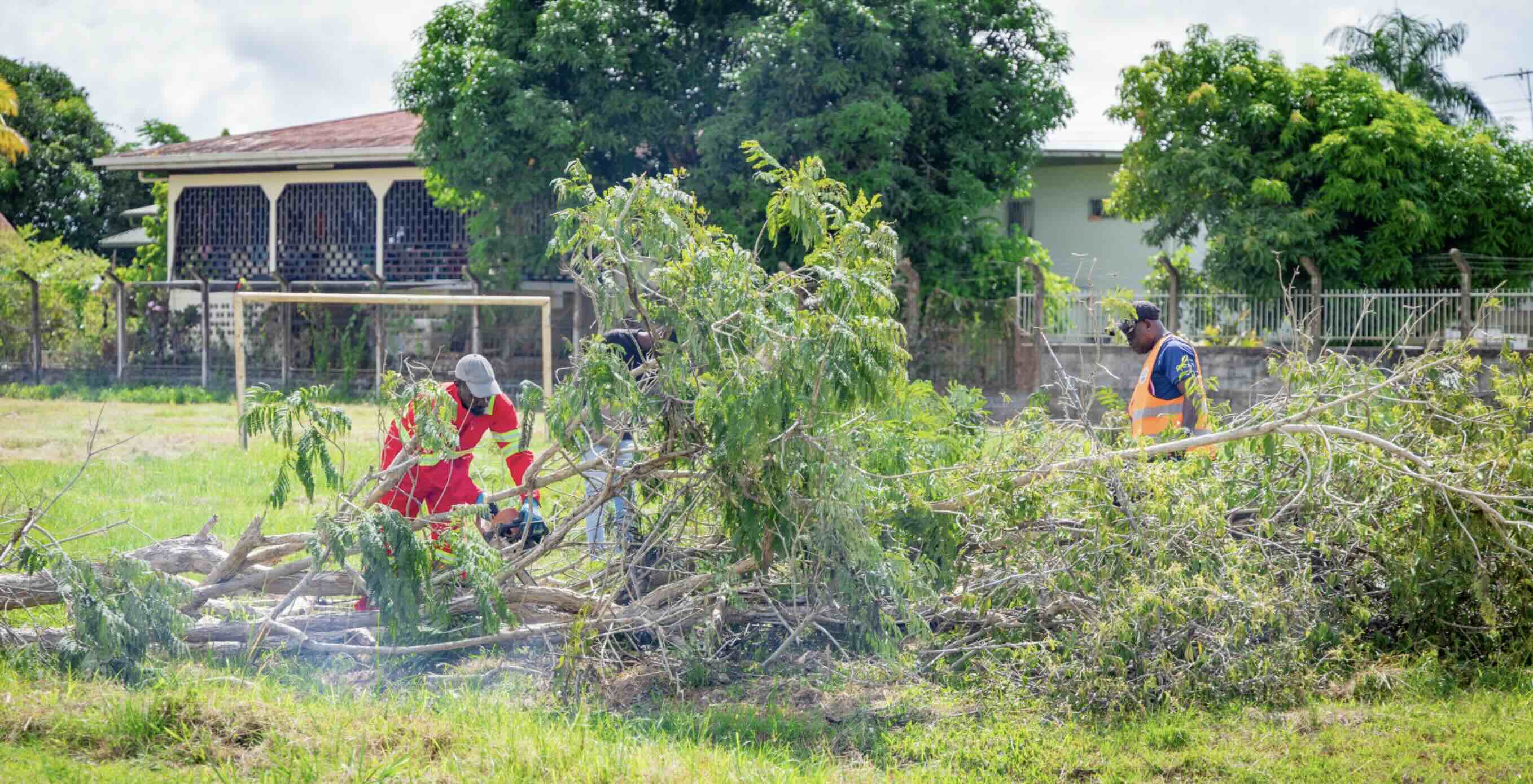 Het Willebrod Axwijk Sport en Jeugdcentrum wordt schoongemaakt en opgeknapt om de negen sportvelden weer volledig bruikbaar te maken. Foto: CDS